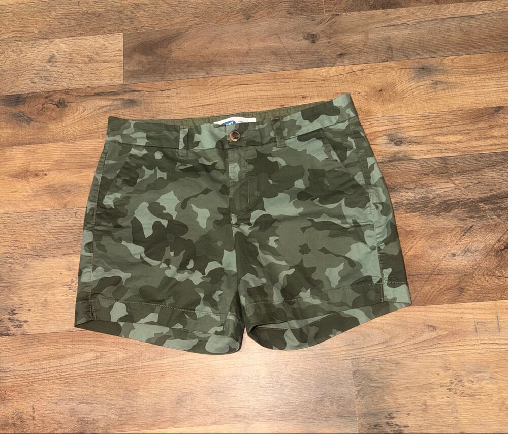 Old navy women’s everyday mid rise camouflage shorts